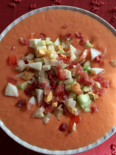 Una foto de Salmorejo con guarnición 🍅🥖