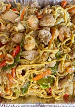 A picture of Pancit Canton Guisado.