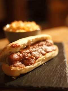 Una foto de Currywurst o salchicha con salsa de curry 🇩🇪