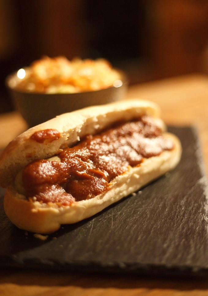 Una foto de Currywurst o salchicha con salsa de curry 🇩🇪