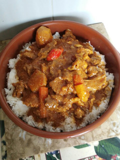Una foto de Estofado de carne con salsa de crema de cacahuete y arroz blanco