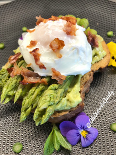 Foto di Avocado toast con asparagi