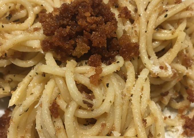 Spaghettis à l’ail huile d’olive et chapelure de pain complet (spaghettis aglio e olio)