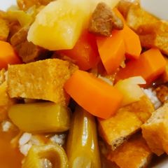 A picture of Stewed vegetables with roasted meat.