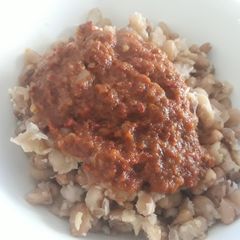 A picture of Brown beans with pepper sauce.