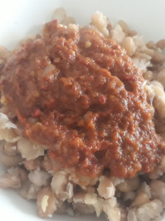 A picture of Brown beans with pepper sauce.