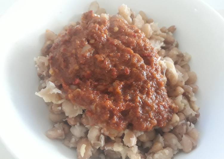 Brown beans with pepper sauce