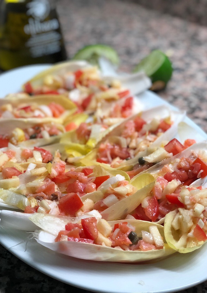 Una foto de Endivias rellenas de salmón con vinagreta de lima y cilantro🌱🍈