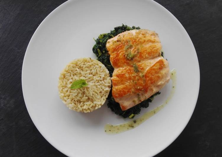 Salmão com arroz integral, espinafres e molho de lima