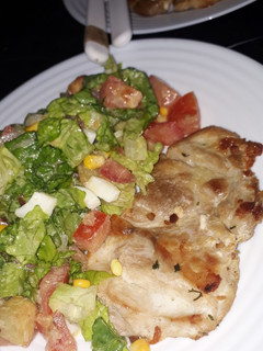 Una foto de Pollo y ensalada