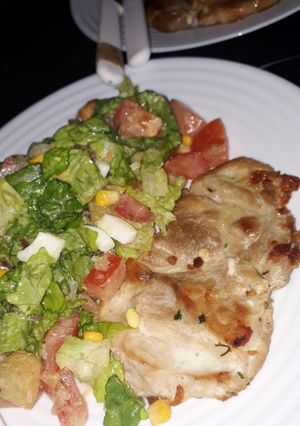 Una foto de Pollo y ensalada