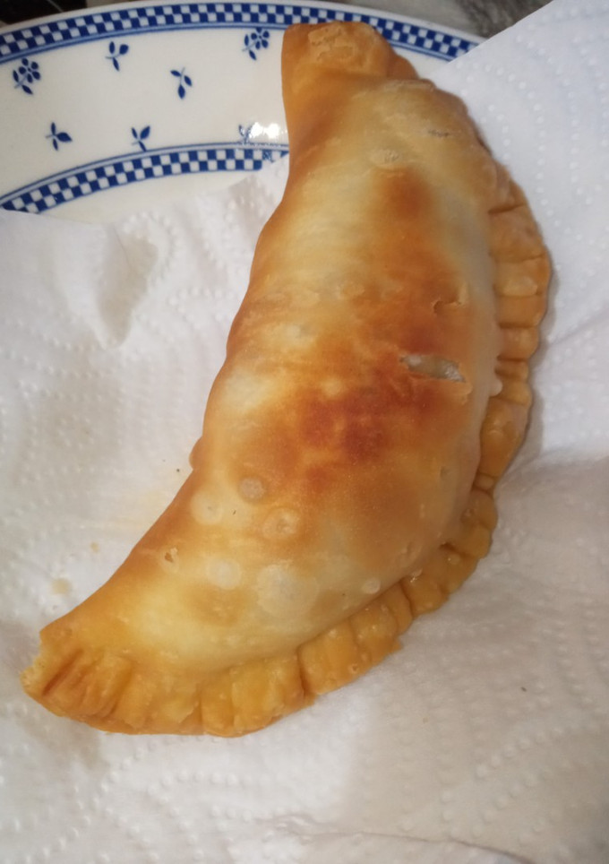 Una foto de Empanadas de carne fritas😋😋