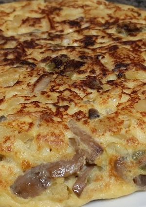 Una foto de Tortilla de patata,calabacín,pimiento verde y champiñones