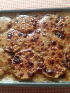 Una foto de Moussaka de berenjenas con ternera y puré de papas