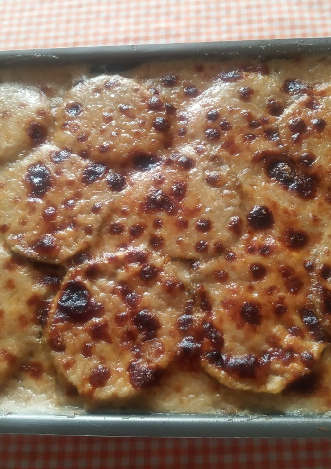 Una foto de Moussaka de berenjenas con ternera y puré de papas