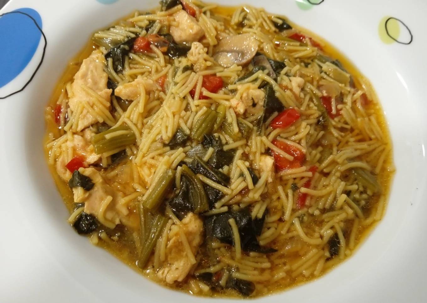 Sopa de fideos con pollo
