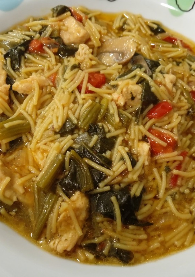 Una foto de Sopa de fideos con pollo