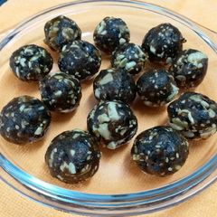A picture of No Bake Energy Bites with Dates and Nuts.