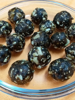 A picture of No Bake Energy Bites with Dates and Nuts.