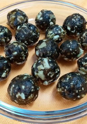 A picture of No Bake Energy Bites with Dates and Nuts.