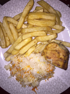 Una foto de Pollo a la mostaza con Arroz y Papas Fritas