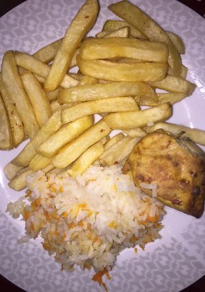 Una foto de Pollo a la mostaza con Arroz y Papas Fritas