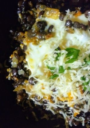 Una foto de Huevos al nido de lentejas: Reversión de un clásico