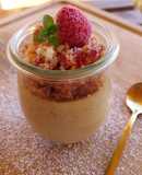 Crema de caramelo salado con crumble de bizcocho y frambuesas
