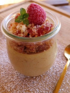 Una foto de Crema de caramelo salado con crumble de bizcocho y frambuesas