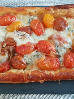 Una foto de Coca de hojaldre con cherry, cebolla y gorgonzola