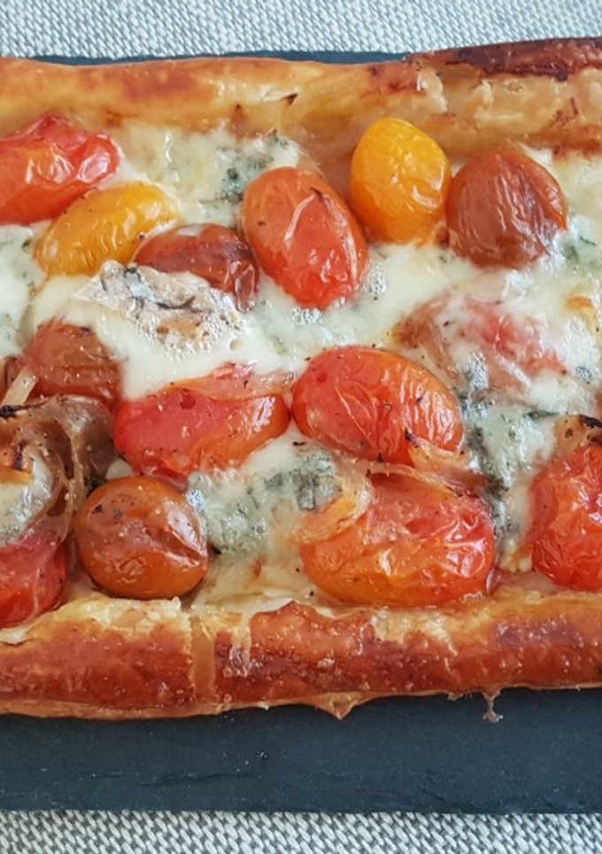 Una foto de Coca de hojaldre con cherry, cebolla y gorgonzola
