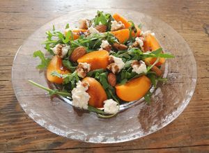 Foto di Insalata estiva con albicocche al balsamico
