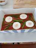 Sopaeo de tomate con huevos escalfados y pimiento