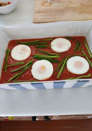 Una foto de Sopaeo de tomate con huevos escalfados y pimiento