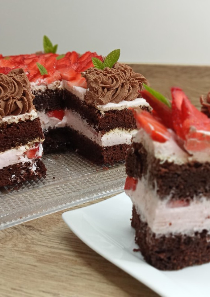 Una foto de Tarta de chocolate y fresa para el día de la madre