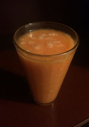 Una foto de Jugo de naranja con papaya