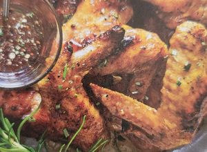 Una foto de Alitas asadas con salsa de miel pimienta y romero