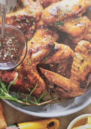 Una foto de Alitas asadas con salsa de miel pimienta y romero