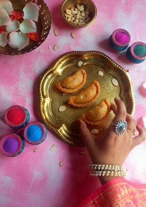 A picture of Khasta Gujiya.