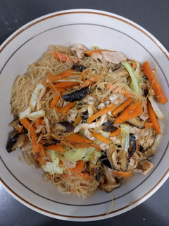 簡易肉絲炒米粉(省錢料理)(月底料理) 的食譜成品照片