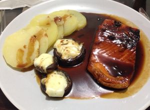 Una foto de Salmón a la mostaza y miel con champiñones rellenos