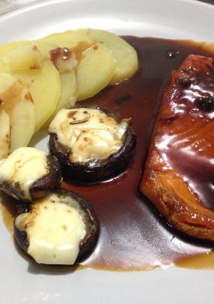Una foto de Salmón a la mostaza y miel con champiñones rellenos