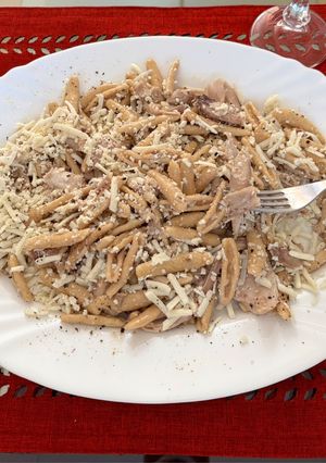 Φωτογραφία της συνταγής Κοτόπουλο🍗 στον ζωμό του με "μακαρούνες" στην χύτρα