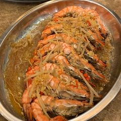 A picture of Steamed Prawns with vermicelli.