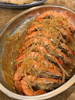 A picture of Steamed Prawns with vermicelli.