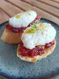 Pincho de brandada de bacalao con mermelada de piquillos