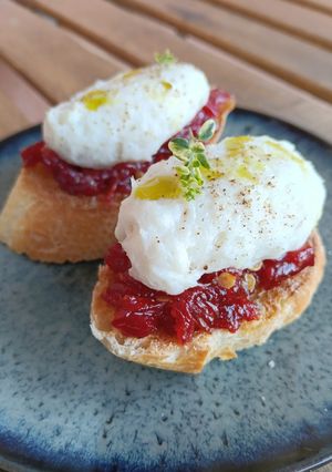 Una foto de Pincho de brandada de bacalao con mermelada de piquillos