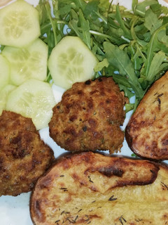 Szénhidrátszegény fűszeres fasírt, héjában sült burgonyával recept fotója