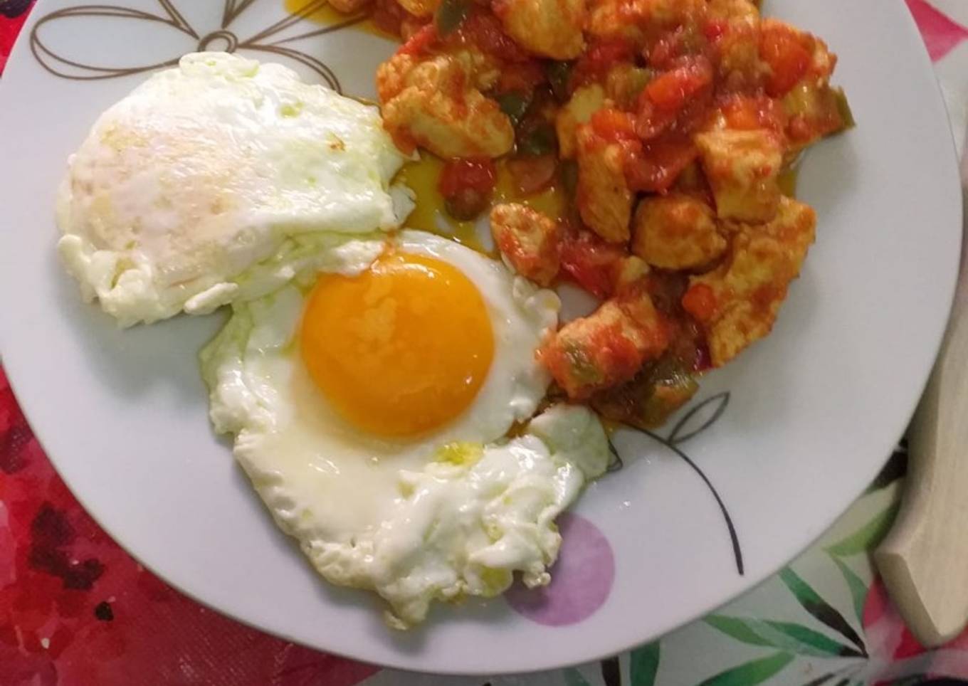 Pollo con pisto y huevo a la plancha