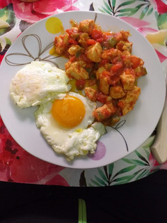 Una foto de Pollo con pisto y huevo a la plancha